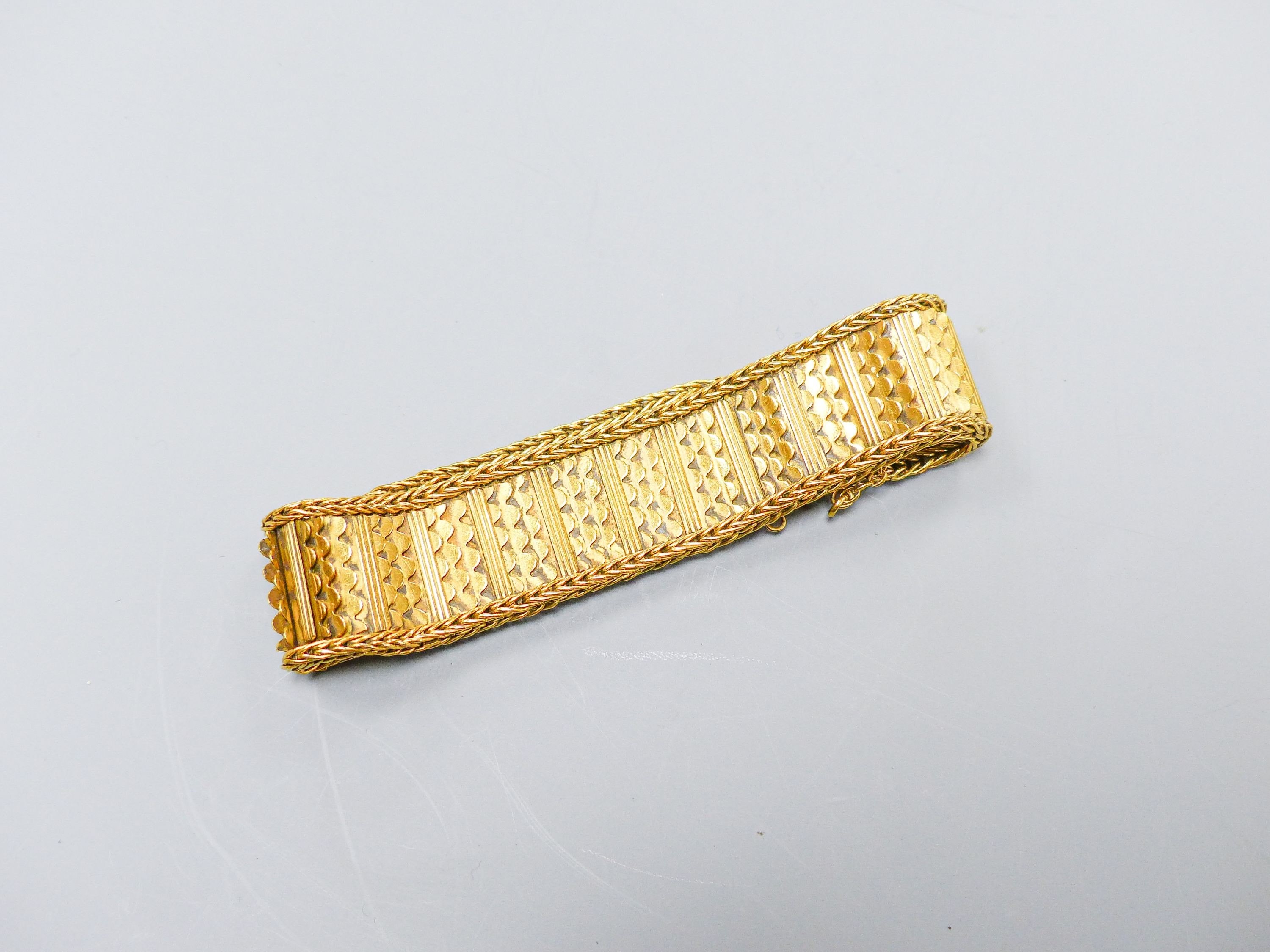 A yellow metal 'scale' link bracelet, approx. 16.5cm, 39.6 grams.